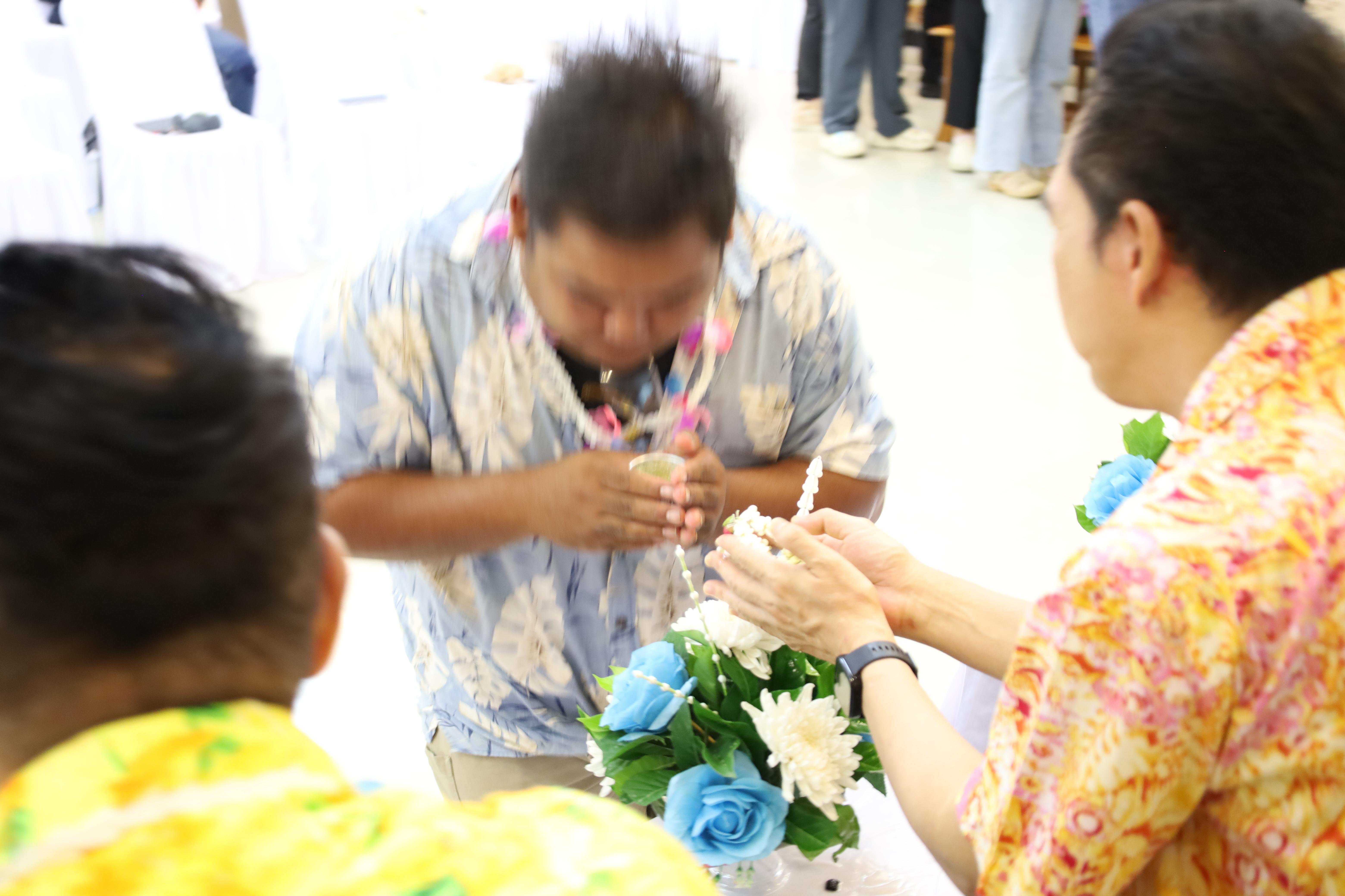 120. วันที่ 26 เมษายน 2568 สาขาการบริหารการศึกษา ได้จัดกิจกรรมรดน้ำดำหัวคณาจารย์ระดับบัณฑิตศึกษา ประจำสาขาการบริหารการศึกษา ณ ห้องประชุมครุร่มสัก 1 ชั้น 3 อาคารคณะครุศาสตร์